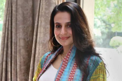 Ameesha Patel QUESTIONS female stars' BIG ENTOURAGES