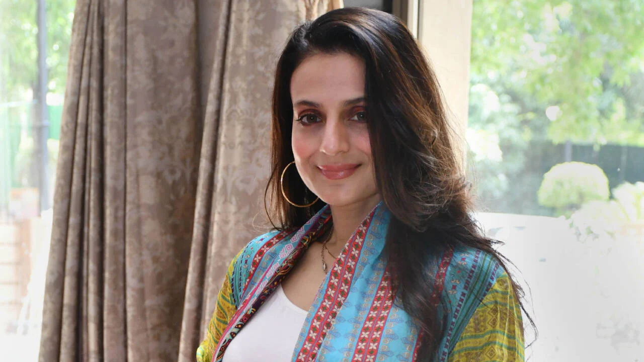 Ameesha Patel QUESTIONS female stars' BIG ENTOURAGES