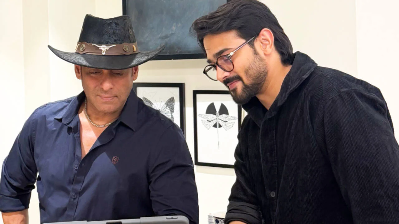Bhuvan visits Salman at his house; superstar watches his show