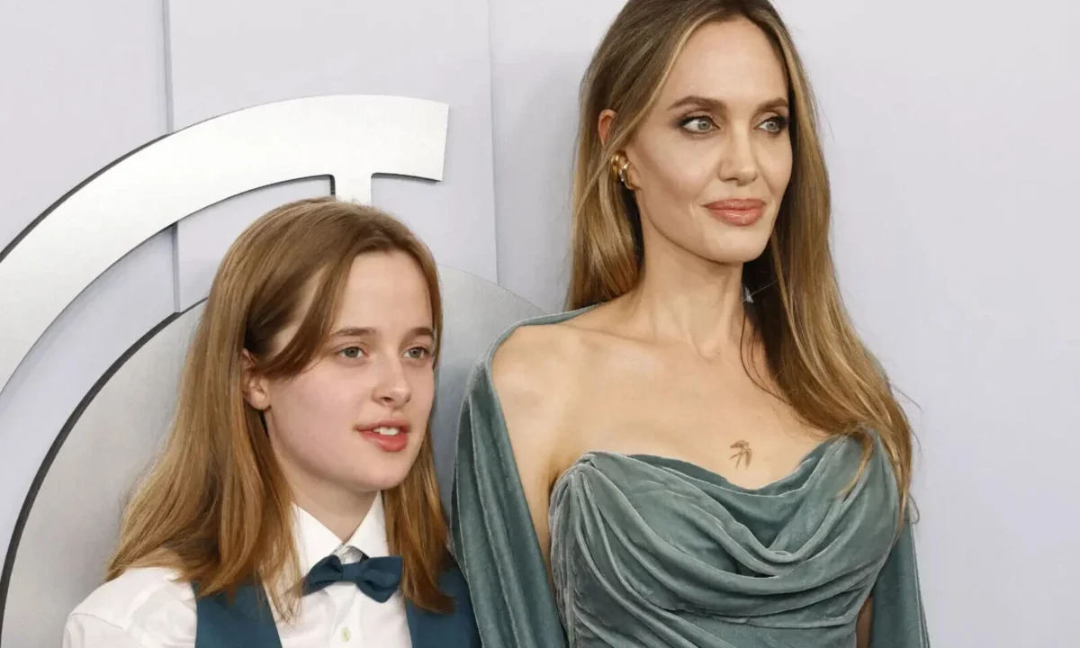 Brad-Angelina's daughter sells artwork at street fair