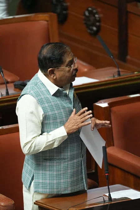 KA DCM G Parameshwara congratulates Anant Nag on Dadasaheb Phalke Award