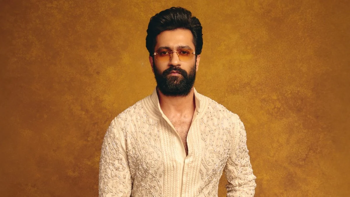 Love And War: Vicky Kaushal’s Broody Look From Sanjay Leela Bhansali’s Biggie Scream Intensity & We Agree, “Nazrein Milengi, Lekin Hatengi Nahi!”
