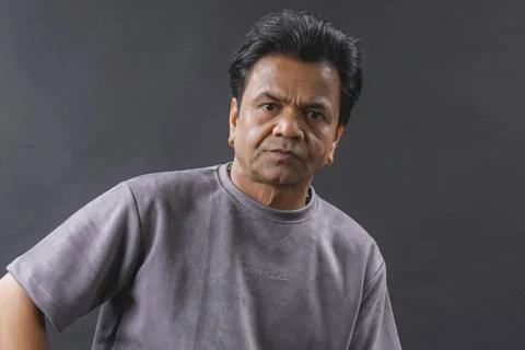 Rajpal Yadav opts for public queue at Lalbaugcha Raja for darshan