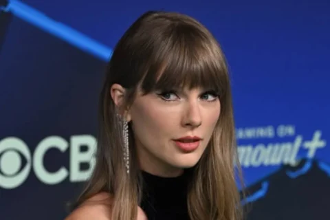 Taylor Swift attends MTV VMAs in 2026 in a black and silver floor-length dress