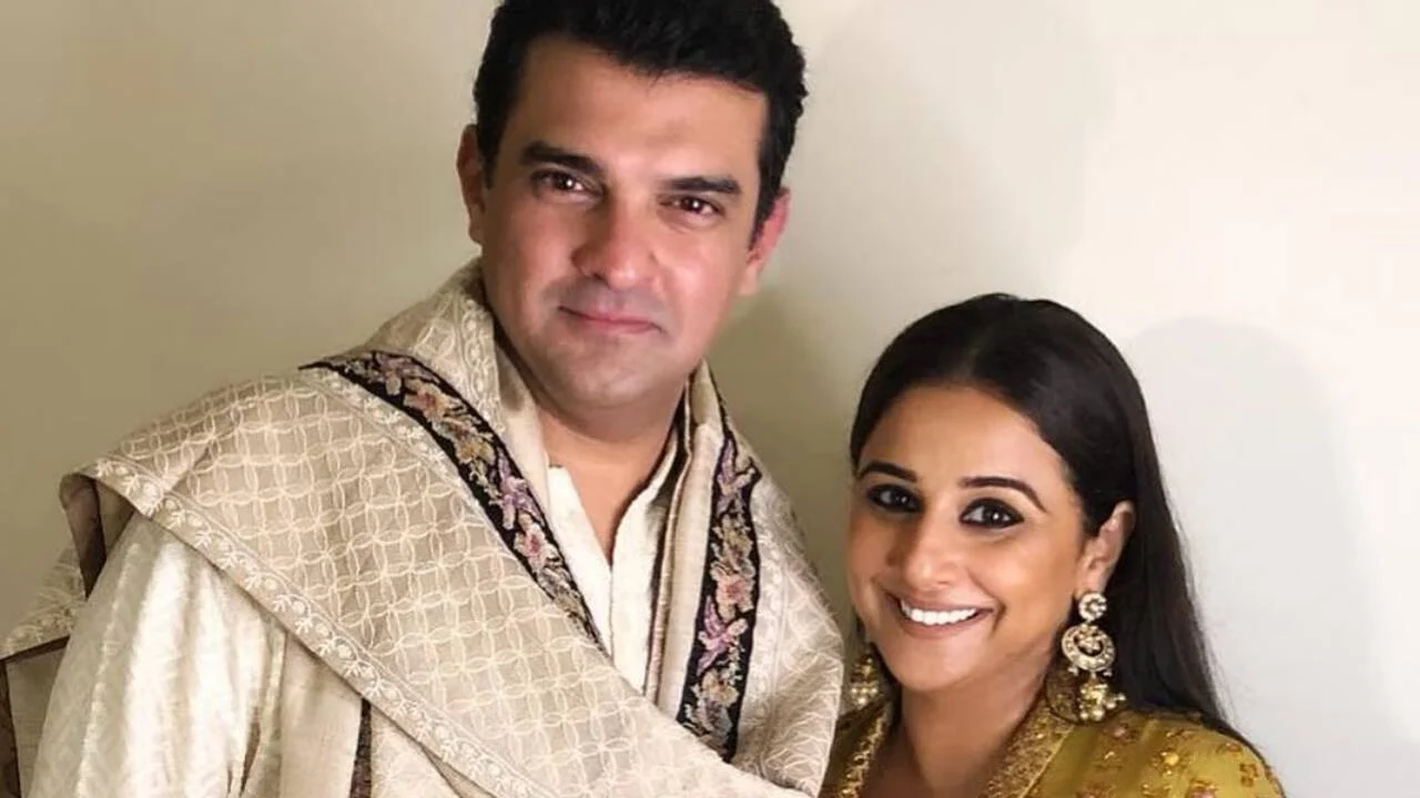 Vidya Balan shares an affectionate KISS with hubby Sidharth Roy Kapur at the airport
