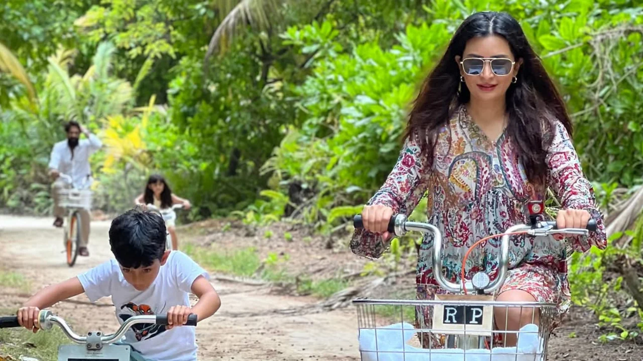 Yash enjoys quiet beach getaway with wife Radhika Pandit and kids after ‘Toxic’