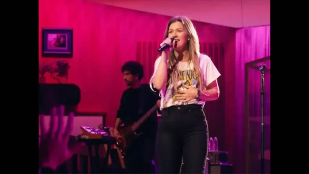 CCTV footage of Kelly Clarkson at store fuels debate - WATCH