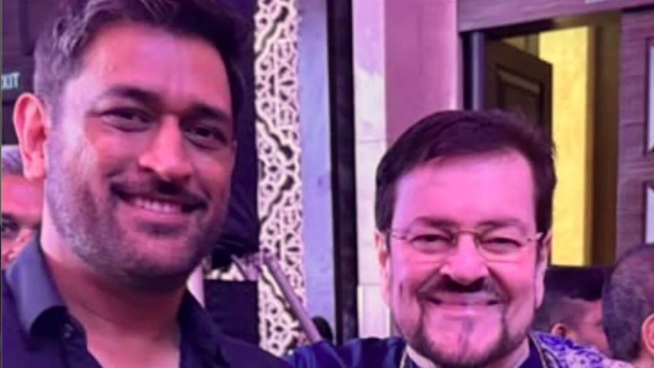 MS Dhoni meets Nitin Mukesh and his family; veteran singer says he is 'Thala' for a reason
