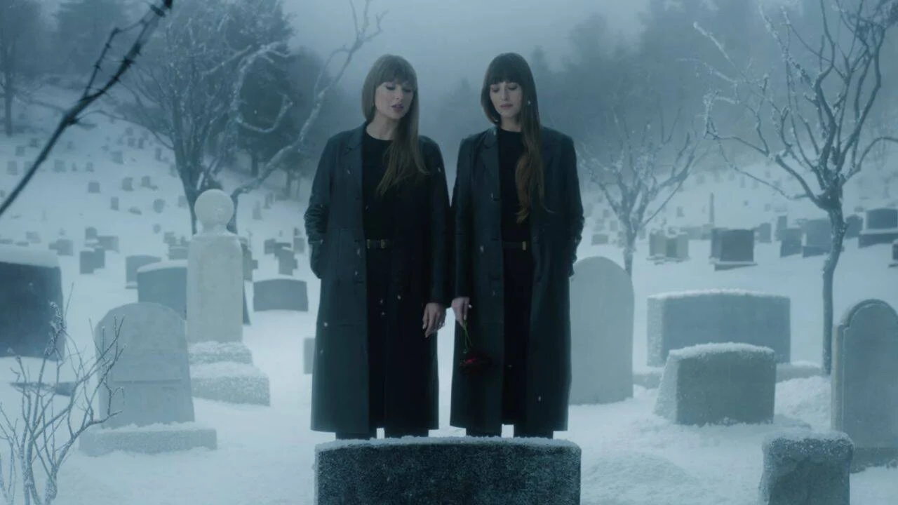 Taylor Swift surprises Dakota Johnson on ‘SNL’